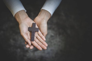 İnsan eli haç tutar, ibadet, günah ve dua, dini kavram. Ayin Terapisi Tanrı 'yı kutsasın Katolik Paskalya Paskalya Paskalyası Paskalya Perhizi. 