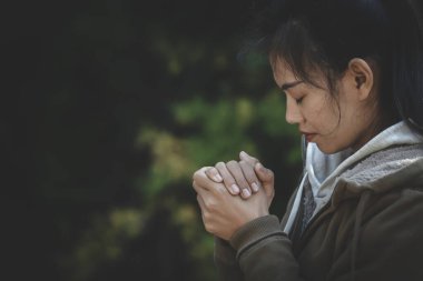 Hıristiyan Dini kavramı, insan elleri avuçlarını açıp ibadete açık. Tanrı 'yı ve minnettarlığı hatırlamak, gitmek için dua etmek. Hıristiyan Dini kavramı arka planı.