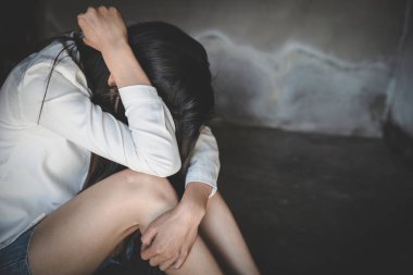 Kadınlar tecavüz, kaçakçılıkla mücadele ve kadınlara yönelik şiddeti durdurma eğilimi nedeniyle üzgün oturuyorlar, Uluslararası Kadınlar Günü