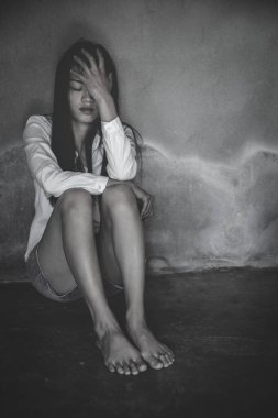 Elleriyle yüzünü örten bir kadın. Cinsel istismar kavramını durdurun, kadınlara yönelik şiddeti durdurun, insan kaçakçılığı ve tecavüz kavramlarını durdurun.