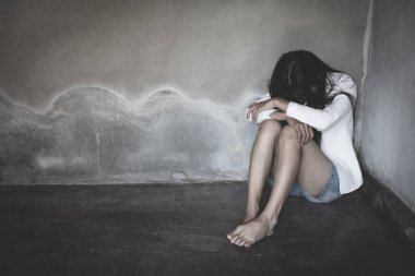 Elleriyle yüzünü örten bir kadın. Cinsel istismar kavramını durdurun, kadınlara yönelik şiddeti durdurun, insan kaçakçılığı ve tecavüz kavramlarını durdurun.