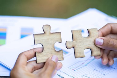 Çift yapboz parçasını birbirine bağlamak için iki el iş adamı. İlişki ve bağlantının sembolü. iş stratejisi.