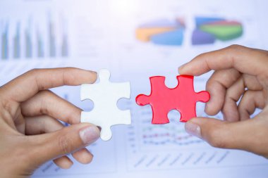 İnsan elleri kelime problemi çözeltisi ile kırmızı yapboz tutuyor. İlişki ve bağlantının sembolü. iş stratejisi.