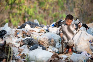 Çocuk işçiliği. Çocuklar çöp üzerinde çalışmaya zorlanıyorlar. Zavallı çocuklar çöp topluyor. Yoksulluk, Şiddet Çocukları ve Kaçakçılık Konsepti, Çocuk Hakları Günü, 10 Aralık.