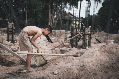 Fakir çocuklar 10 Aralık 'ta inşaat, şiddet, çocuk ve kaçakçılık, çocuk işçi karşıtı, Haklar Günü' nde çalışmaya zorlanıyorlar..