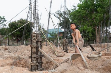 İnşaatta çalışan fakir çocuklar, yasadışı çocuk işçiler, insan kaçakçılığı ve insan hakları kavramları