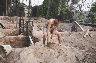 Fakir çocuklar 10 Aralık 'ta inşaat, şiddet, çocuk ve kaçakçılık, çocuk işçi karşıtı, Haklar Günü' nde çalışmaya zorlanıyorlar..