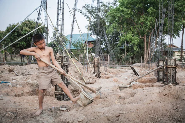 İnşaatta çalışan fakir çocuklar, yasadışı çocuk işçiler, insan kaçakçılığı ve insan hakları kavramları