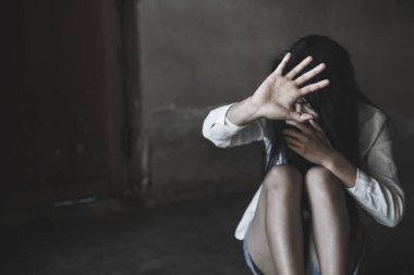 Kadınlara yönelik cinsel taciz ve şiddeti, tecavüz ve cinsel istismar kavramını, el hareketini, uyuşturucuyu, insan hakları ihlallerini, insan kaçakçılığını durdurun..