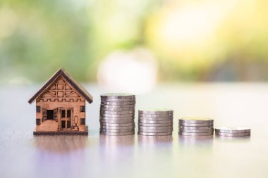 Ev modelli bozuk para yığını, konut için tasarruf planları, finansal konsept, gayrimenkul yatırımı kavramı.