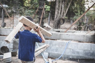Çocuk işçi konsepti, fakir çocuklar inşaat, şiddet ve kaçakçılık konsepti, Haklar Günü, Çocuk Emekçiliğine Karşı Dünya Günü konseptinde çalışmaya zorlanıyorlar.