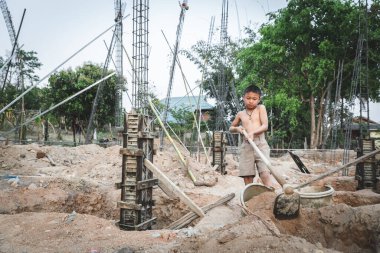 Yasadışı çocuk işçiliği kavramı, çocuklar inşaatta çalışmaya zorlanıyorlar. Çocuk şiddeti ve kaçakçılığı, Haklar Günü 10 Aralık