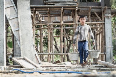 Fakir çocuklar 10 Aralık 'ta inşaat, şiddet, çocuk ve kaçakçılık, çocuk işçi karşıtı, Haklar Günü' nde çalışmaya zorlanıyorlar..