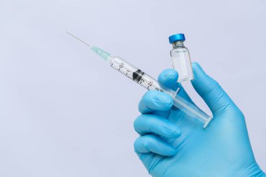 Doktor Covid-19 virüsünü önlemek için aşı tutuyor. roman Coronavirus 2019. 