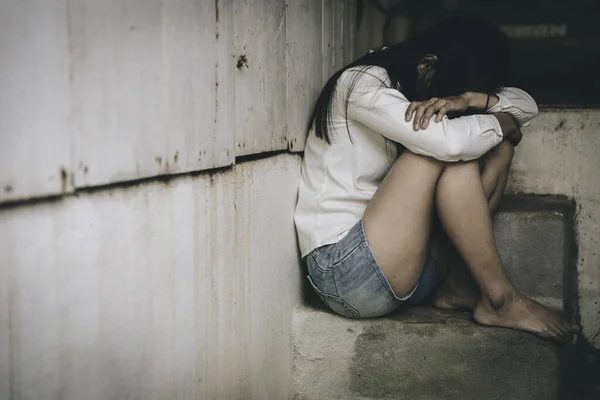 Padlón Ülő Nők Depresszióval Családi Problémákkal Családon Belüli Erőszakkal Erőszakkal — Stock Fotó