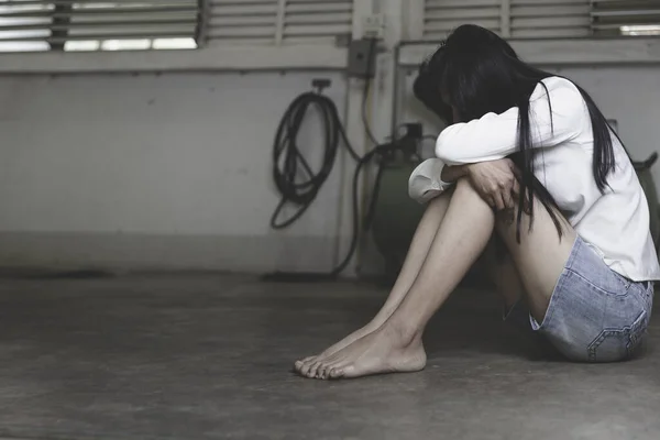 Jovem Deprimida Violência Doméstica Estupro Espancada Estuprada Sentada Canto Violência — Fotografia de Stock