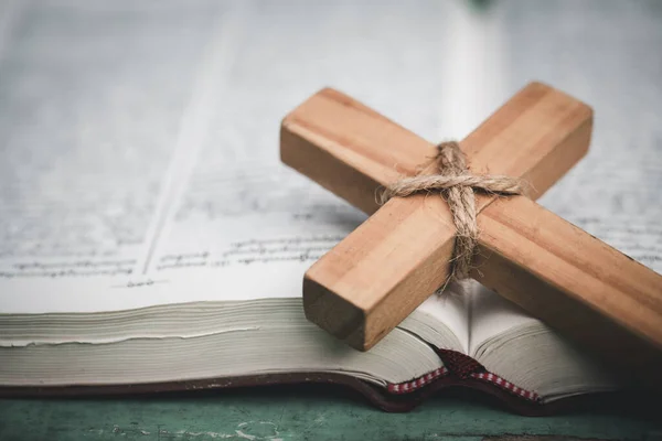 Zbliżenie Prostego Drewnianego Krzyża Chrześcijańskiego Biblii Koncepcja Chrześcijaństwa Chrześcijaństwa Religii — Zdjęcie stockowe