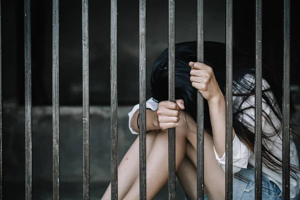 奴隶妇女的手被铁链捆绑在一起暴力侵害妇女行为侵犯人权行为贩运人口国际妇女节——图库图片© Tinnakorn #237296498