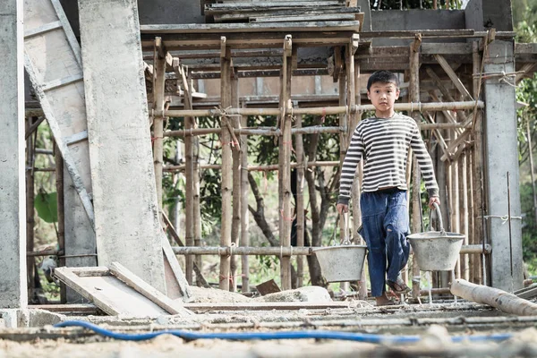 Fakir çocuklar 10 Aralık 'ta inşaat, şiddet, çocuk ve kaçakçılık, çocuk işçi karşıtı, Haklar Günü' nde çalışmaya zorlanıyorlar..