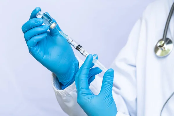 Laboratuvarda Elinde Sıvı Aşılarla Bir Şırınga Tutan Doktor Bilim Adamı — Stok fotoğraf