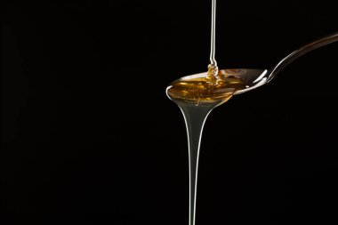 Kaşığa kenevir yağı dökülüyor. Tıbbi marihuana konsepti, CBD kenevir yağı, yakın plan, alternatif tıp için bitkiler..