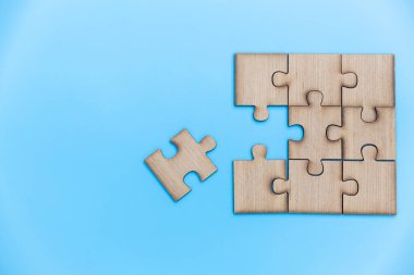  Mavi arka planda tahta yapboz. Takım işi konsepti