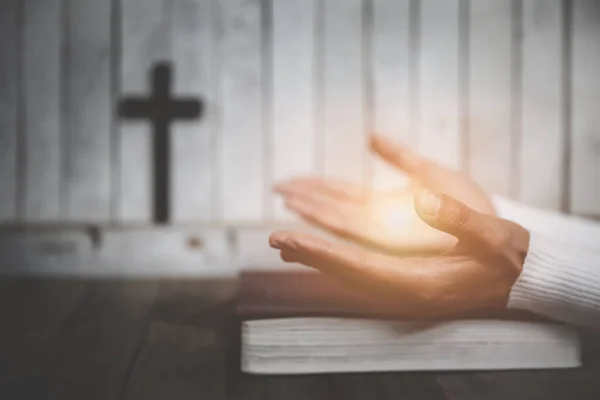 Ruhsal Eğitim Dua Kitabı Kadının Ellerinde Din Geçmişi Kutsal Kitap — Stok fotoğraf