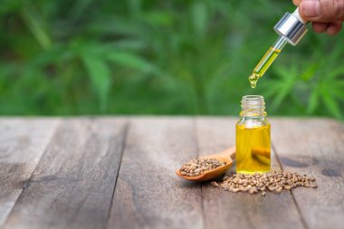 CBD kenevir yağı, pipette bir şişe kenevir yağı.