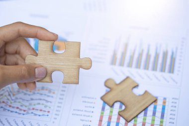 Yapboz, iş çözümleri, hedef, başarı, hedefler ve strateji kavramlarını birleştiren işadamı eli