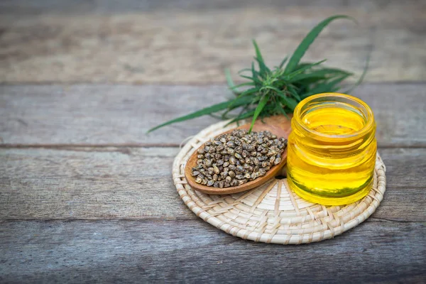 Glazen Flessen Met Hennepolie Hennepzaad Een Houten Lepel Drugs Geëxtraheerd — Stockfoto