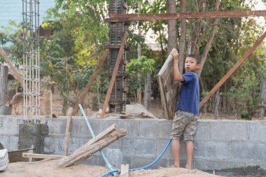 Yoksulluk ve çocuk işçiliği kavramı, inşaat sahalarında çalışan çocuklar, çocuk işçiliği, fakir çocuklar, inşaat işleri, şiddet çocukları ve kaçakçılık kavramına karşı çalışan çocuklar.