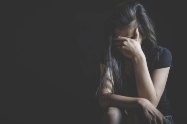 Depresyonda olan genç bir kadın, aile içi şiddet ve tecavüz. Şiddeti, insan ticaretini, kadınlara karşı şiddeti durdurmayı bırakın. İnsan bir ürün değildir. Kadın istismarını, insan hakları ihlallerini durdurun.