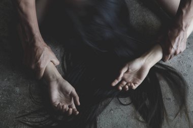 Korkmuş bir kadına saldıran bir erkekle cinsel taciz, bir kadına karşı aile içi şiddet, kadınlara yönelik şiddeti durdurmak..