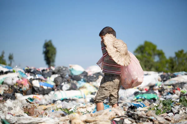 Fattiga Barn Samlar Skräp Till Salu Grund Fattigdom Skräp Återvinning — Stockfoto