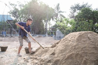 Çocuklar inşaat alanlarında çalışmaya zorlanıyorlar. Çocuk işçiliği ve insan kaçakçılığı korkusu. İnsan hakları kavramları, çocuk istismarına son.