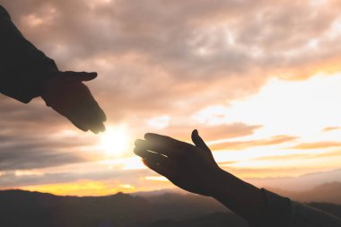 Uzanmanın silueti, yardım eli uzatmak, umut etmek ve birbirini desteklemek, el yardım etmek.