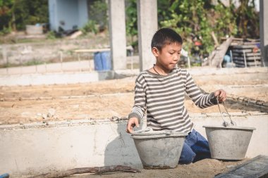 İnşaat alanında bir çocuğun portresi, çocuk işçi kavramını durdurmak, çocuk ticareti ve kaçakçılık kavramını durdurmak, çocuk işçiliği, insan hakları.