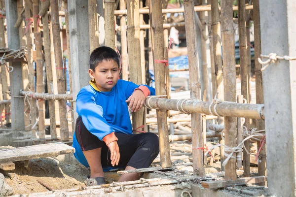 Nşaat Alanında Bir Çocuğun Portresi Çocuk Işçi Kavramını Durdurmak Çocuk — Stok fotoğraf