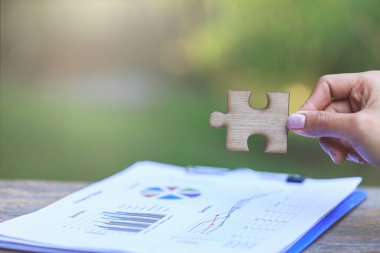 Yapboz bağlantısı, bir iş adamının elindeki yapboz, bir iş adamının yapbozu birleştirmesi..