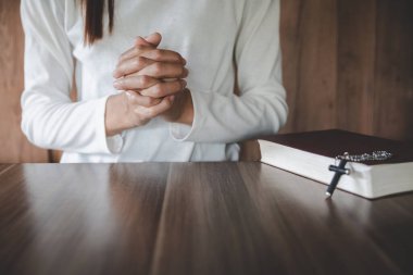 Tanrı 'nın kutsaması için dua eden insan elleri, Hristiyanlık, Hristiyanlık, Katolik dini, ilahi, ilahi, ilahi veya Tanrı için kavram..