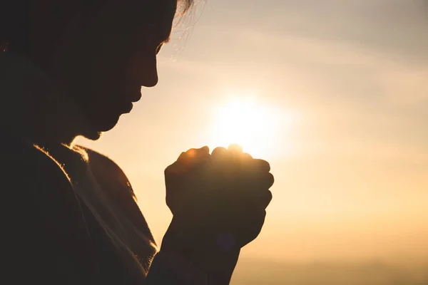 祈りと賞賛のための日没の概念で提起手と女性のシルエット 宗教的な概念 — ストック写真
