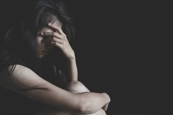 Donna Depressa Seduta Terra Donna Depressione Tristezza Donna Fisicamente Abusata — Foto Stock