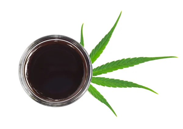 Aceite Cannabis Marihuana Cáñamo Una Taza Vidrio Hoja Cannabis Aislado —  Fotos de Stock