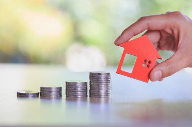 Ev modelini tutan eller. Konut kredisi planı ve konut vergisi tasarruf stratejisi, mortgage, yatırım, gayrimenkul ve emlak kavramı 