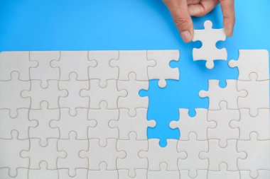 Yapboz, iş çözümleri, başarı ve strateji kavramını birleştiren kadının eli