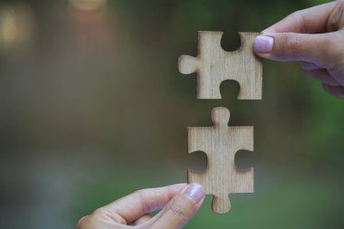 Yapboz bağlantısı, bir iş adamının elindeki yapboz, bir iş adamının yapbozu birleştirmesi..