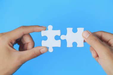 Yapboz, iş çözümleri, hedef, başarı, hedefler ve strateji kavramlarını birleştiren işadamı eli