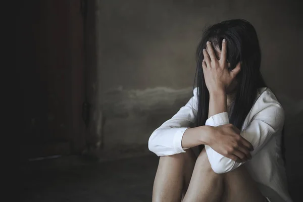 Mulheres Sentadas Chão Chorando Com Depressão Mulher Deprimida Problemas Familiares — Fotografia de Stock