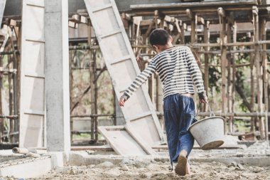 Çocuk işçi konsepti, fakir çocuklar inşaat, şiddet ve kaçakçılık konsepti, Haklar Günü, Çocuk Emekçiliğine Karşı Dünya Günü konseptinde çalışmaya zorlanıyorlar.