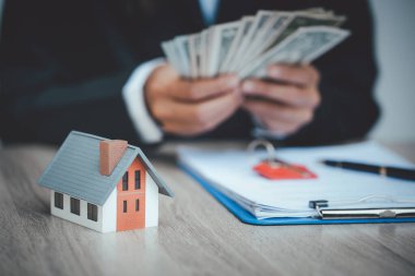 Yatırımcılar bir emlak alıp satma sözleşmesi imzaladılar. Emlak yatırımı ve konut kredisi finansal konsepti.